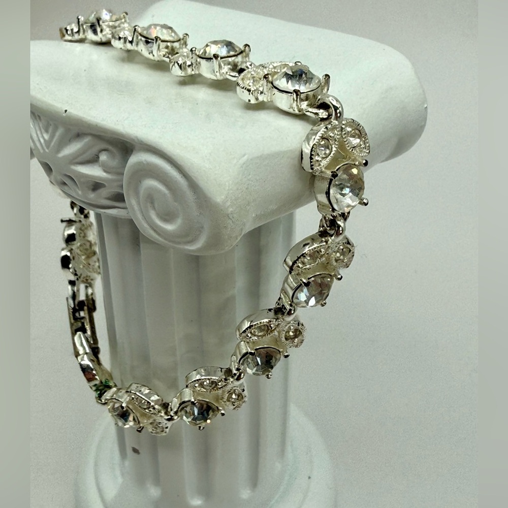 Vintage Napier Crystal Clear Signed Bracelet 7.5” - Picture 5 of 12